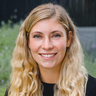 Headshot of Laura Hudson, a smiling woman with long blonde hair and light eyes